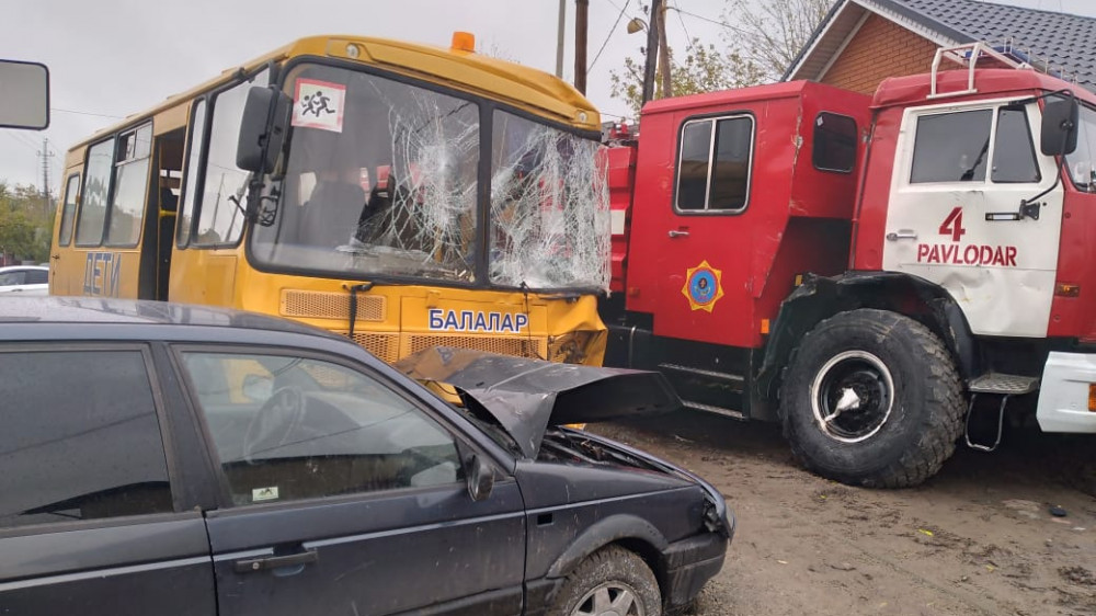8 детей пострадали при столкновении школьного автобуса с пожарной машиной в Павлодаре