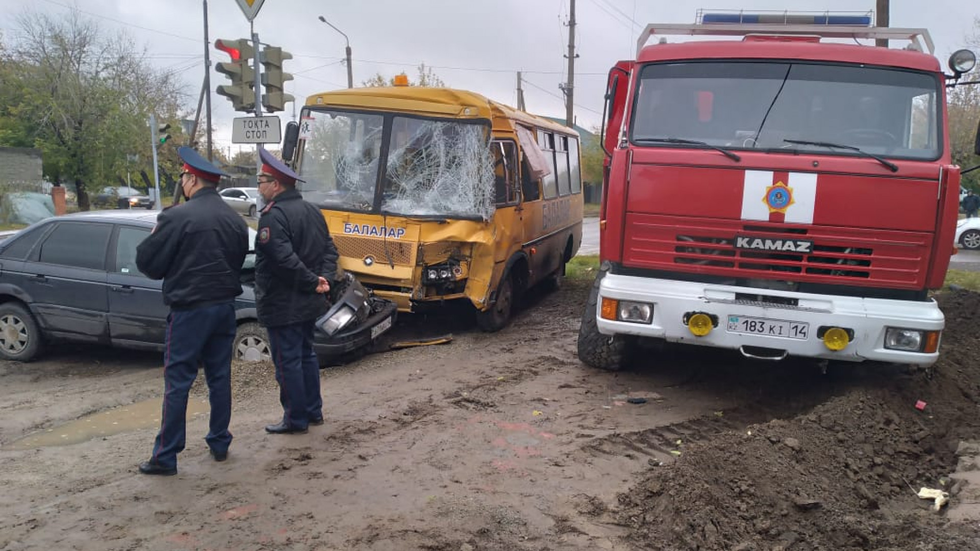 06 октября. Машины автобусы. Пожарный Урал въехал в автобус.