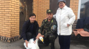 Краснокнижный лебедь прилетел во двор частного дома и не смог взлететь в Павлодаре