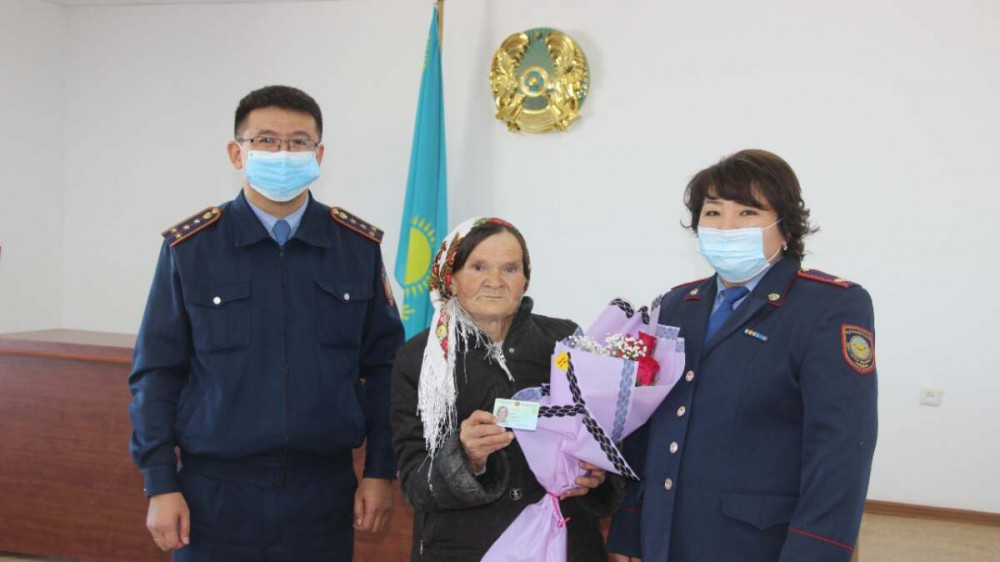 Пенсионерке с паспортом СССР сделали казахстанские документы в Актюбинской области