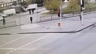 Грабитель на глазах у прохожих напал на женщину и школьницу в Нур-Султане