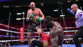 Фьюри дважды побывал в нокдауне, но во второй раз нокаутировал Уайлдера