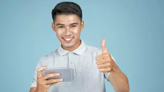 "Фриланс без дедлайнов". Студент из Нур-Султана начал зарабатывать с помощью смартфона