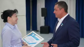 Победительнице розыгрыша двухкомнатной квартиры среди вакцинированных вручили сертификат