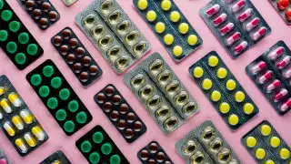 Просроченные лекарства и завышенные цены - сенатор заявил о нарушениях Минздрава