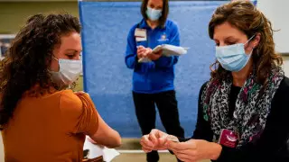 "Мораторий жариялау керек". Әлем елдерінің ревакцинация тәжірибесі қалай өтіп жатыр?