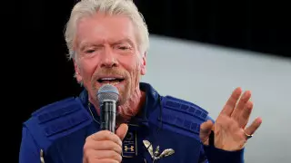 Компания Ричарда Брэнсона перенесла начало полетов туристов в космос