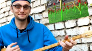 Алматинец стихами под домбру высмеял пластиковые тюльпаны в Актау