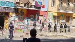 Десятки полицейских пострадали при расселении незаконно занятого дома в Берлине
