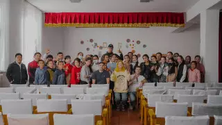 Алина Хомяк побывала в селах Туркестанской области вместе с CEO Kcell