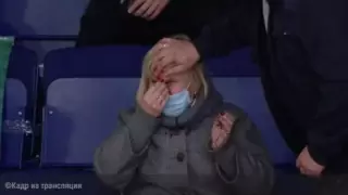 Болельщице разбили шайбой лицо во время матча КХЛ