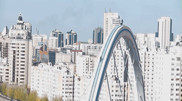 Астанчане залезли на арку моста ради эффектного фото
