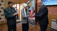 Матери погибшего 27 лет назад казахстанца вручили награду от президента Таджикистана