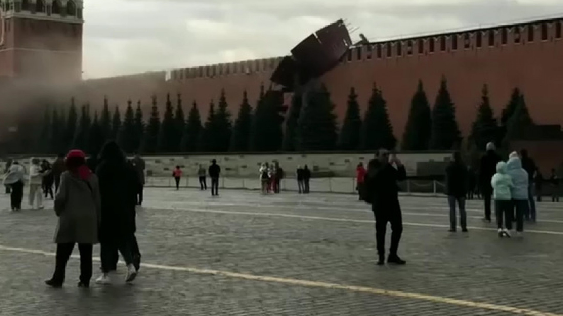 Столица ветров. Ураган в Москве 1998 Кремль. Кремлевская стена Москва. Кремлевская стена упала. Красная площадь Кремлевская стена.