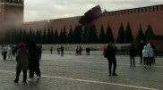 Ураганный ветер сломал зубцы на стене Кремля в Москве