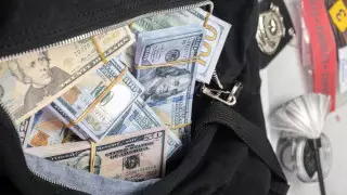 Парень нашел на дороге 50 тысяч долларов и вернул владелице, услышав по радио о потере