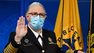 В США высмеяли присвоение трансгендеру звания "женщины-адмирала"