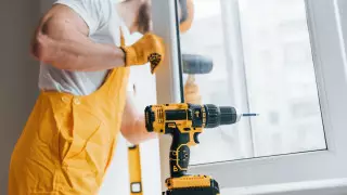 Завхоза осудили после гибели рабочего, который выпал из окна акимата в Караганде