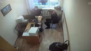 Попытку дачи взятки полицейскому сняли на видео в Уральске