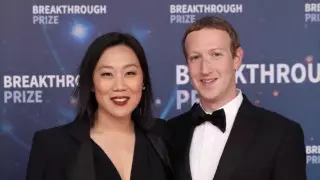 На Цукерберга и его жену подали в суд за домогательства - СМИ