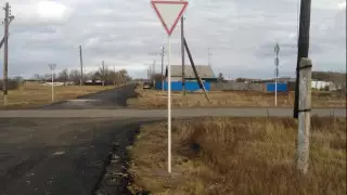 Работавшие по ночам дорожники заасфальтировали песок и траву в Павлодарской области