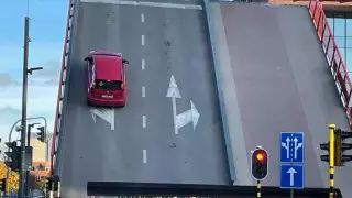 Машина с семьей упала с разводного моста