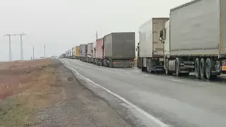 Восьмикилометровая пробка образовалась на границе Казахстана с Россией