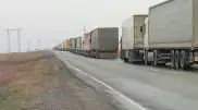 Восьмикилометровая пробка образовалась на границе Казахстана с Россией