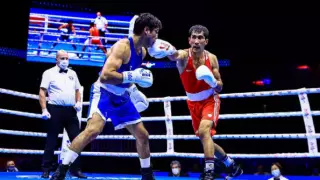 Казахстанский боксер досрочно пробился в 1/4 финала ЧМ. Видео нокаута