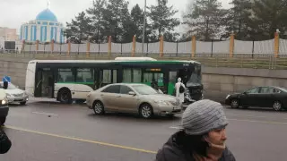 Пассажирский автобус столкнулся с трактором в Нур-Султане