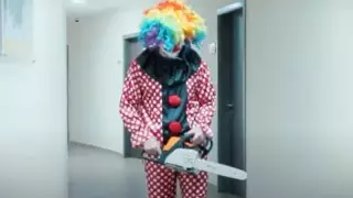 Клоун с бензопилой напугал игроков "Барыса": появилось видео пранка
