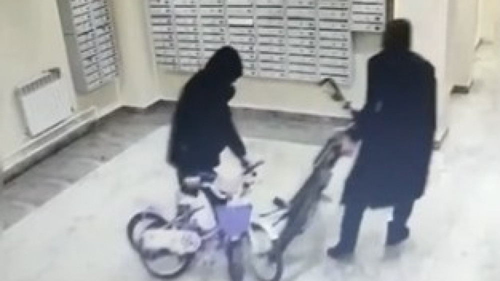Кража детских велосипедов из подъезда попала на видео в Нур-Султане