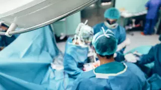 Гигантскую кисту с червями удалили у женщины алматинские врачи