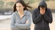 Кто переживает разрыв отношений сильнее, выяснили ученые