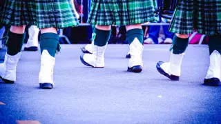 Младшеклассников попросили надеть юбки в знак "равенства" в Шотландии