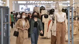 Почему вакцинированным надо носить маски, объяснили в Минздраве