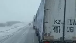 На трассе Самара - Шымкент образовалась пробка из-за гололеда