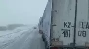 На трассе Самара - Шымкент образовалась пробка из-за гололеда