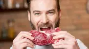 Неожиданную причину любви мужчин к стейкам нашли ученые