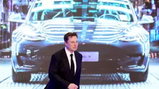 Илон Маск продолжает продавать акции Tesla