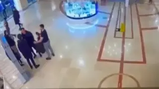 Драка молодых людей в ТРЦ Нур-Султана попала на видео