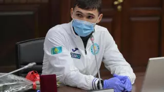 Серебряному призеру чемпионата мира по боксу Серику Темиржанову подарили квартиру