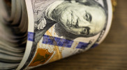 Курс доллара начал неделю с роста