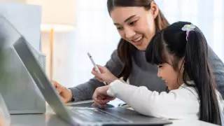 Токаев предложил узаконить удаленку для одиноких родителей