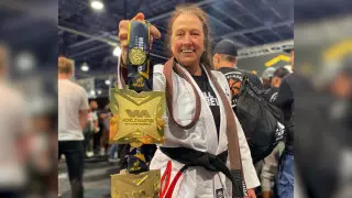 Американка получила черный пояс по джиу-джитсу в 65 лет