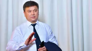 Дочь главного врача Шымкента получила первую дозу вакцины Pfizer