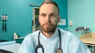 Казахстанский врач оказал помощь женщине на борту самолета в США