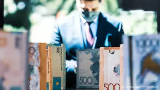 Токаев подписал закон о контроле денежных операций политиков и их семей