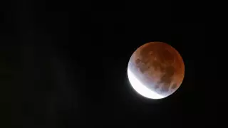 Самое продолжительное за 500 лет лунное затмение показали из космоса
