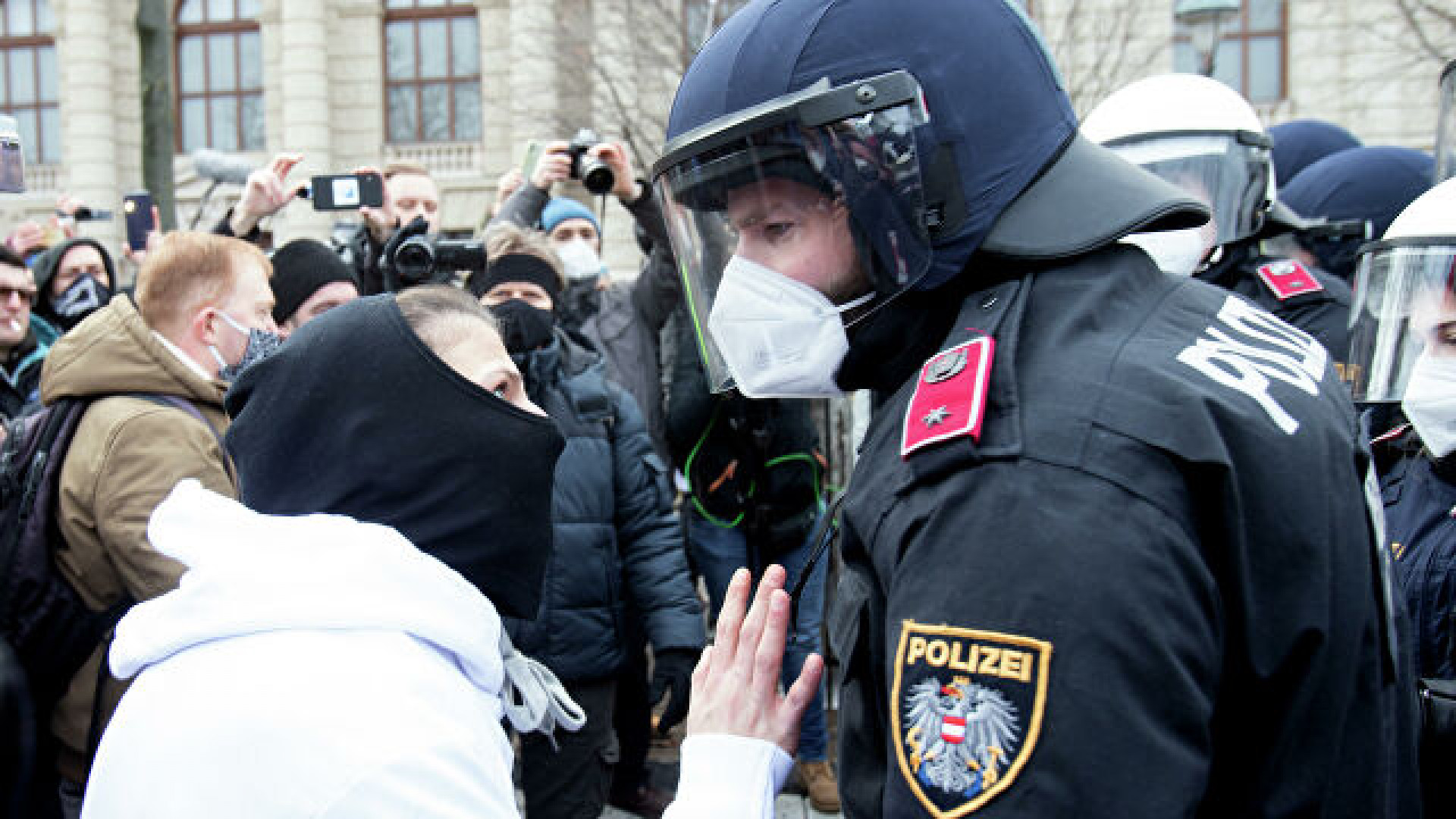 Австрия против русских. Протесты в Европе. Митинги в Европе. Полиция Европы.